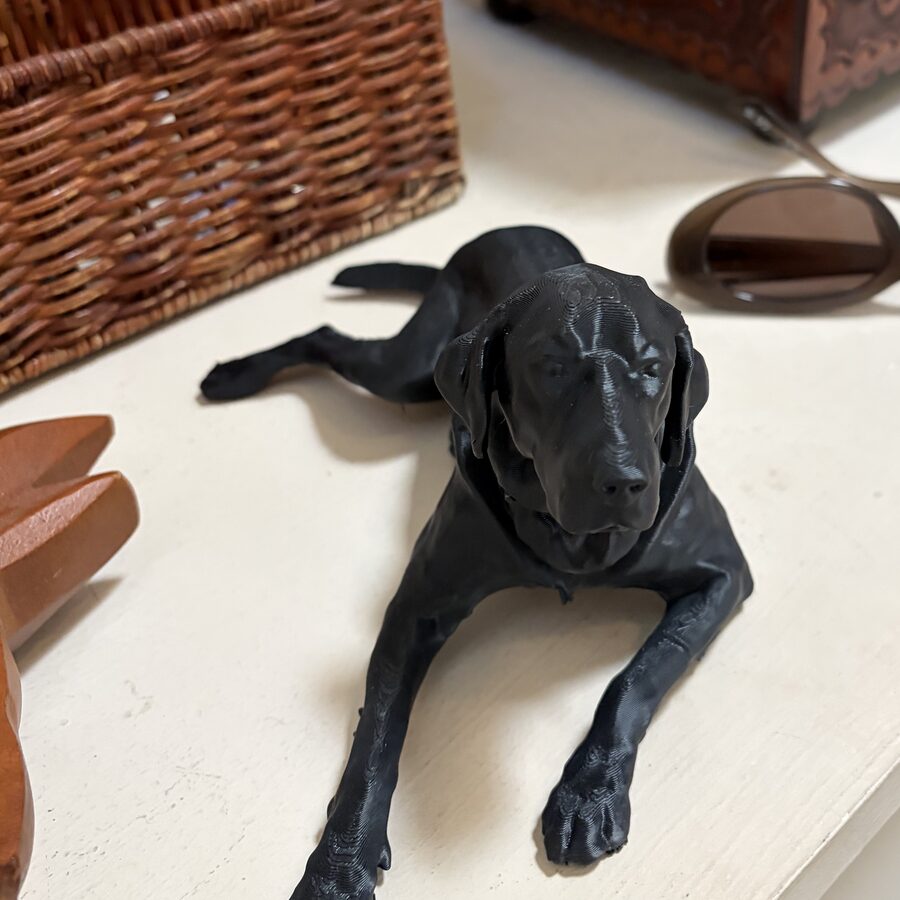 a black Lab en figurine imprimée en 3D